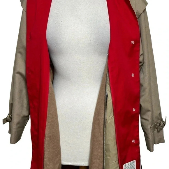 Vintage Misty Harbor 14P tan trench coat with red trim and removable liner - Picture 9 of 12